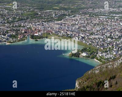 annecy See und Altstadt von mont veyrier und mont Baron malerische Wanderung auf den Berg in den französischen alpen. Hochwinkelansicht Stockfoto