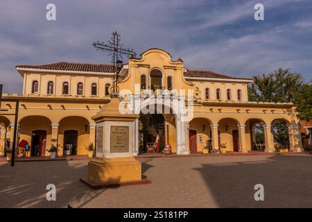 MOMPOX, KOLUMBIEN - 1. MÄRZ 2023: Gebäude der Plaza de Mercado in Santa Cruz de Mompox, Kolumbien Stockfoto