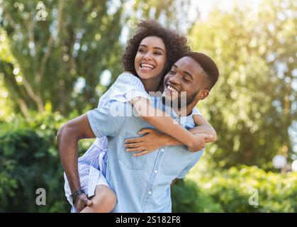 Glückliches junges Paar, lachen und Spaß haben Stockfoto