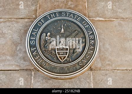 Great Seal Medaillon des Bundesstaates Arkansas auf dem Gelände des State Capitol - Little Rock, Arkansas - USA Stockfoto