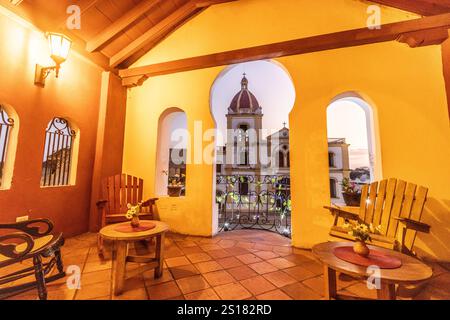 MOMPOX, KOLUMBIEN - 1. MÄRZ 2023: Kirche Inmaculada Concepcion vom Plaza de Mercado in Santa Cruz de Mompox, Kolumbien Stockfoto