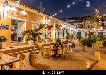 MOMPOX, KOLUMBIEN - 1. MÄRZ 2023: Restaurants am Plaza Real de la Concepcion in Santa Cruz de Mompox, Kolumbien Stockfoto