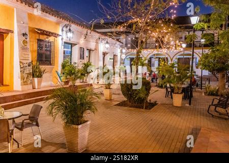 MOMPOX, KOLUMBIEN - 1. MÄRZ 2023: Nachtblick auf den Plaza Real de la Concepcion in Santa Cruz de Mompox, Kolumbien Stockfoto