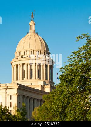 Oklahoma State Capitol, erbaut 1917 im klassischen griechisch-römischen Stil - Kuppel wurde 2002 hinzugefügt - nur das Gelände des State Capitol mit aktiven Ölplattformen Stockfoto