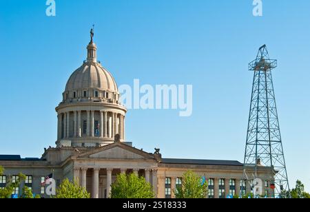 Oklahoma State Capitol, erbaut 1917 im klassischen griechisch-römischen Stil - Kuppel wurde 2002 hinzugefügt - nur das Gelände des State Capitol mit aktiven Ölplattformen Stockfoto