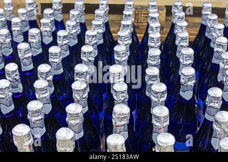 Blaue Flaschen Sekt in einem Supermarkt, Blick von oben Stockfoto