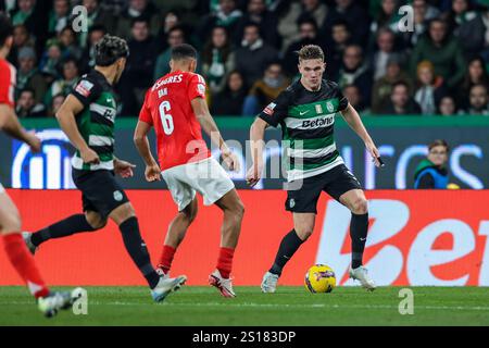 Lissabon, Portugal. Dezember 2024. Viktor Gyökeres (9) von Sporting CP während des Liga Portugal Betclic Spiels zwischen Sporting CP und Benfica im Estadio Jose Alvalade in Lissabon. Stockfoto