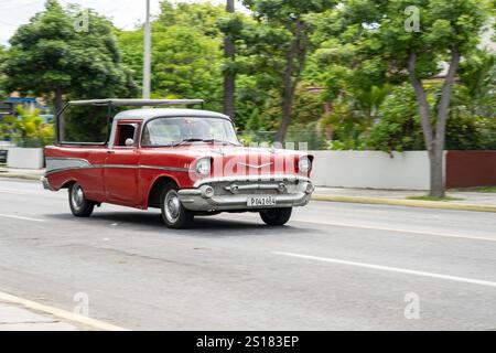 VARADERO, KUBA - 30. AUGUST 2023: Chevrolet Bel Air 1957 holt Oldtimer in den Straßen von Varadero, Kuba, mit Bewegungsunschärfe Stockfoto