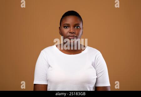 Porträt von lässigen jungen schweren molligen schwarzen Frau Stockfoto