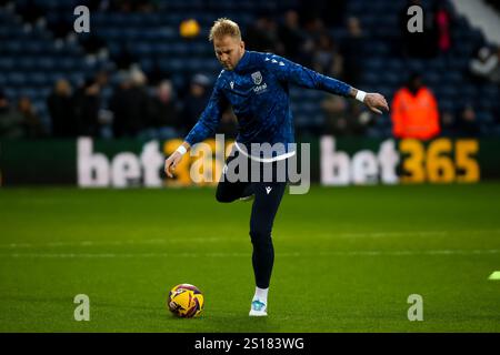 Uroš Račić of West Bromwich Albion wärmt sich vor dem EFL Championship-Spiel zwischen West Bromwich Albion und Preston North End bei den Hawthorns auf. Stockfoto