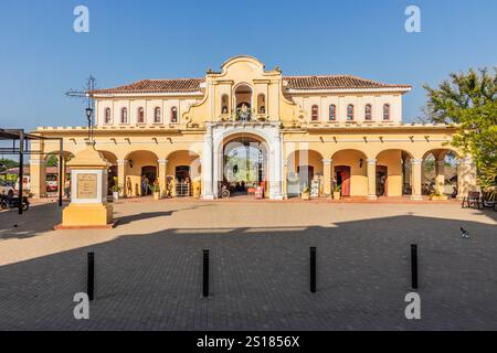 MOMPOX, KOLUMBIEN - 3. MÄRZ 2023: Gebäude der Plaza de Mercado in Santa Cruz de Mompox, Kolumbien Stockfoto