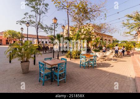 MOMPOX, KOLUMBIEN - 3. MÄRZ 2023: Restaurants am Plaza Real de la Concepcion in Santa Cruz de Mompox, Kolumbien Stockfoto