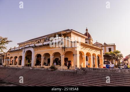 MOMPOX, KOLUMBIEN - 3. MÄRZ 2023: Gebäude der Plaza de Mercado in Santa Cruz de Mompox, Kolumbien Stockfoto