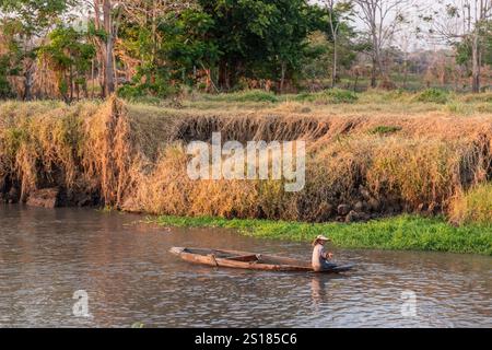 MOMPOX, KOLUMBIEN - 3. MÄRZ 2023: Fischer auf dem Fluss Magdalena in Santa Cruz de Mompox, Kolumbien Stockfoto