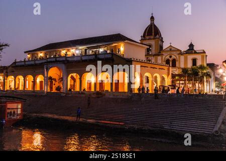 MOMPOX, KOLUMBIEN - 3. MÄRZ 2023: Abendlicher Blick auf das Gebäude der Plaza de Mercado in Santa Cruz de Mompox, Kolumbien Stockfoto