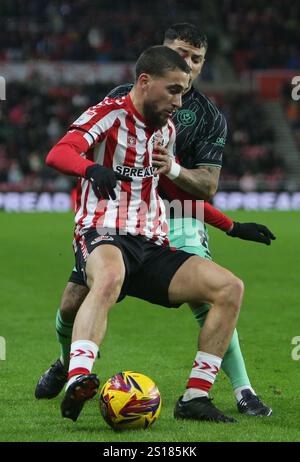 Sunderlands Adil Aouchiche stand unter dem Druck von Gustavo Hamer bei dem Sky Bet Championship-Spiel zwischen Sunderland und Sheffield United im Stadium of Light, Sunderland am Mittwoch, 1. Januar 2025. (Foto: Michael Driver | MI News) Credit: MI News & Sport /Alamy Live News Stockfoto