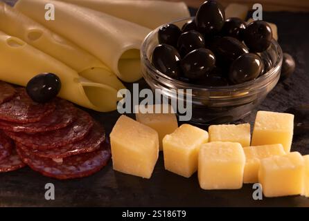 Italienische Antipasti oder Panorama auf schwarzem Hintergrund. Stockfoto