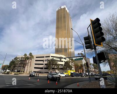 Las Vegas, USA. Januar 2025. Am 1. Januar 2025 ist ein Bereich vor dem Trump International Hotel in Las Vegas, Nevada, USA, abgeriegelt. Eine Person wurde getötet und sieben weitere wurden am Mittwoch nach einer Tesla Cybertruck Explosion vor einem Trump Hotel in Las Vegas verletzt, berichteten lokale Medien unter Berufung auf die Polizei. Quelle: Tan Jingjing/Xinhua/Alamy Live News Stockfoto