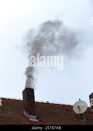 Rauchschornstein. Rauch vom Holzofen. Stockfoto