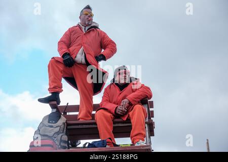 New York, Usa. Januar 2025. Die New Yorker feiern das neue Jahr mit dem jährlichen Coney Island Polar Bear Plunge. Die New Yorker feiern das neue Jahr mit dem jährlichen Coney Island Polar Bear Plunge. Die Veranstaltung sammelt Geld für verschiedene Wohltätigkeitsorganisationen. (Foto: Syndi Pilar/SOPA Images/SIPA USA) Credit: SIPA USA/Alamy Live News Stockfoto