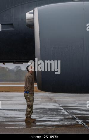 Ein Airman mit dem 349th Air Mobility Wing von der Travis Air Force Base, Kalifornien, wirft einen Blick in das Triebwerk während eines Check vor dem Flug, bevor er am 9. Dezember 2024 von der Maxwell Air Force Base, Alabama, startet. Die 349th AMW kam nach Maxwell, um sich mit der 908th Aeromedical Evakuation Squadron zu verbünden, was das Engagement der Air Force Reserve für eine nahtlose Zusammenarbeit zwischen Schwestereinheiten veranschaulicht. (Foto der U.S. Air Force von Senior Airman Erica Webster) Stockfoto