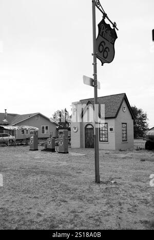 Historische Phillips 66 Service Station in McLean, Texas, USA, die erste Einzelhandelsfiliale, die außerhalb Oklahomas von der Phillips Petroleum Company gegründet wurde. Stockfoto