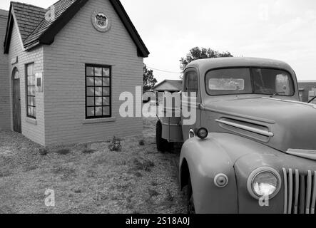 Classic Phillips 66 Tankstelle und Truck in McLean, Texas, USA, ein erhaltenes Juwel aus den Anfängen der Expansion des Einzelhandels von Phillips Petroleum. Stockfoto