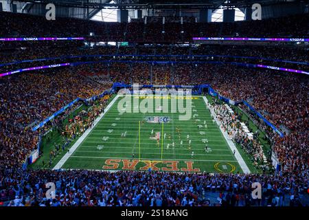 Atlanta, GA, USA. Januar 2025. Der Texas Wide Receiver Silas Bolden (11) läuft in der ersten Hälfte des CFP-Viertelfinales im Mercedes-Benz Stadium in Atlanta, GA, einen Punt für einen Touchdown gegen den Bundesstaat Arizona zurück. (Scott Kinser/CSM). Quelle: csm/Alamy Live News Stockfoto