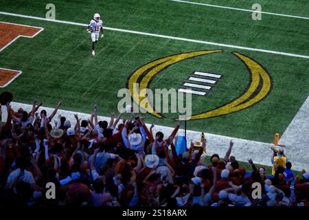 Atlanta, GA, USA. Januar 2025. Der Texas Wide Receiver Silas Bolden (11) läuft in der ersten Hälfte des CFP-Viertelfinales im Mercedes-Benz Stadium in Atlanta, GA, einen Punt für einen Touchdown gegen den Bundesstaat Arizona zurück. (Scott Kinser/CSM). Quelle: csm/Alamy Live News Stockfoto