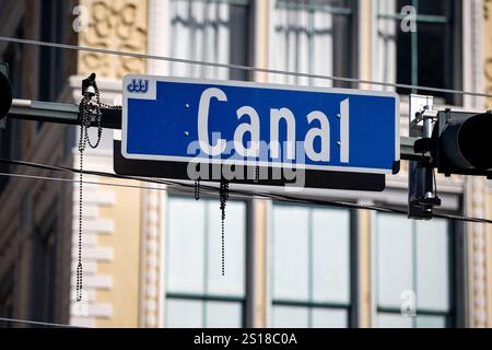 New Orleans, Usa. Januar 2025. Die Kreuzung von Canal und Bourbon Street ist zu sehen, wo ein Mann am Rande des French Quarter in den frühen Morgenstunden des Mittwoch, 1. Januar 2025, in New Orleans, Louisiana, einen Lastwagen in eine Menschenmenge rampte. Mindestens 10 Menschen wurden getötet und 35 verletzt. Das FBI untersucht es als terroristischen Akt. Foto: Bonnie Cash/UPI Credit: UPI/Alamy Live News Stockfoto