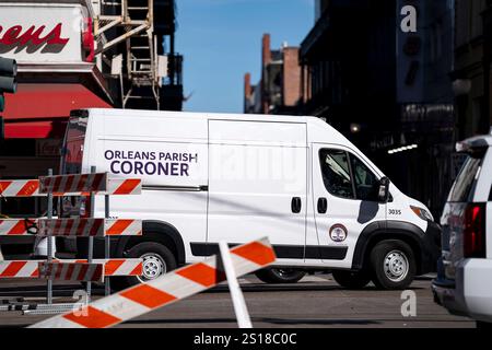 New Orleans, Usa. Januar 2025. Der Orleans Parish Coroner wird von der Canal Street in die Bourbon Street überführt, wo ein Mann am Rande des French Quarter am frühen Morgen des Mittwochs, 1. Januar 2025, in New Orleans, Louisiana, einen Lastwagen in eine Menschenmenge rampte. Mindestens 10 Menschen wurden getötet und 35 verletzt. Das FBI untersucht es als terroristischen Akt. Foto: Bonnie Cash/UPI Credit: UPI/Alamy Live News Stockfoto