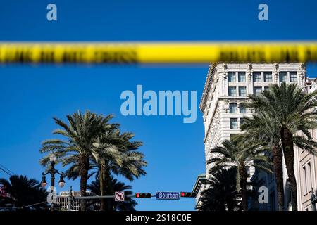 New Orleans, Usa. Januar 2025. Ein Polizeiband markiert die Gegend an der Canal Street und Bourbon Street, wo ein Mann am frühen Morgen des Mittwoch, 1. Januar 2025, in New Orleans, Louisiana, einen Lastwagen in eine Menschenmenge am Rande des French Quarter rampelte. Mindestens 10 Menschen wurden getötet und 35 verletzt. Das FBI untersucht es als terroristischen Akt. Foto: Bonnie Cash/UPI Credit: UPI/Alamy Live News Stockfoto