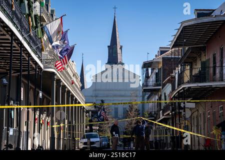 New Orleans, Usa. Januar 2025. Polizei und Beamte untersuchen ein Gebiet im French Quarter an der Orleans Avenue in der Nähe der St. Louis Cathedral in New Orleans, Louisiana am Mittwoch, 1. Januar 2025. Ein Mann rampte in den frühen Morgenstunden einen Lastwagen in eine Menschenmenge am Rande des French Quarter, tötete mindestens 10 Menschen und verletzte 35 Menschen. Das FBI untersucht es als terroristischen Akt. Foto: Bonnie Cash/UPI Credit: UPI/Alamy Live News Stockfoto