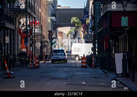 New Orleans, Usa. Januar 2025. Der Orleans Parish Coroner wird von der Iberville Street in die Bourbon Street überführt, wo ein Mann am Rande des French Quarter am frühen Morgen des Mittwochs, 1. Januar 2025, in New Orleans, Louisiana, einen Lastwagen in eine Menschenmenge rampte. Mindestens 10 Menschen wurden getötet und 35 verletzt. Das FBI untersucht es als terroristischen Akt. Foto: Bonnie Cash/UPI Credit: UPI/Alamy Live News Stockfoto