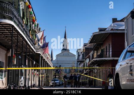 New Orleans, Usa. Januar 2025. Polizei und Beamte untersuchen ein Gebiet im French Quarter an der Orleans Avenue in der Nähe der St. Louis Cathedral in New Orleans, Louisiana am Mittwoch, 1. Januar 2025. Ein Mann rampte in den frühen Morgenstunden einen Lastwagen in eine Menschenmenge am Rande des French Quarter, tötete mindestens 10 Menschen und verletzte 35 Menschen. Das FBI untersucht es als terroristischen Akt. Foto: Bonnie Cash/UPI Credit: UPI/Alamy Live News Stockfoto