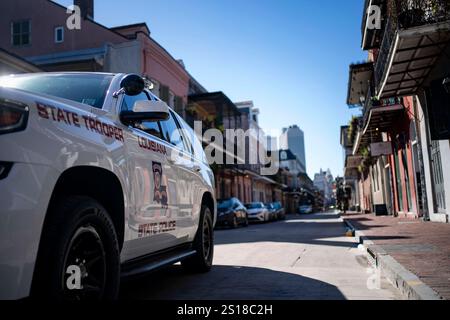 New Orleans, Usa. Januar 2025. Ein Fahrzeug der Louisiana State Police blockiert die Bourbon Street, wo ein Mann am Rande des French Quarter in den frühen Morgenstunden des Mittwoch, 1. Januar 2025, in New Orleans, Louisiana, einen Lkw in eine Menschenmenge rampelte. Mindestens 10 Menschen wurden getötet und 35 verletzt. Das FBI untersucht es als terroristischen Akt. Foto: Bonnie Cash/UPI Credit: UPI/Alamy Live News Stockfoto