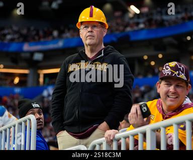 Atlanta, Georgia, USA. Januar 2025. Ein Fan von Arizona State sieht zu, wie die Texas Longhorns in der zweiten Hälfte des Peach Bowl CFP Quarterfinal College Footballspiels am 1. Januar 2025 in Atlanta, Georgia, einen zweistelligen Vorsprung einnehmen. Texas gewann mit 39:31, in der zweiten Überstunden. (Kreditbild: © Scott Coleman/ZUMA Press Wire) NUR REDAKTIONELLE VERWENDUNG! Nicht für kommerzielle ZWECKE! Stockfoto