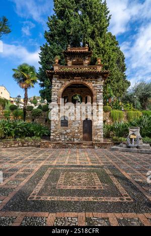 Backsteingebäude in der Villa Comunale in Taormina, Sizilien, Italien Stockfoto