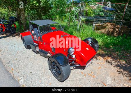Nachbildung eines roten Lotus 7 auf der Straße Stockfoto