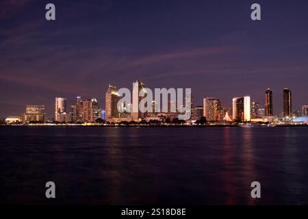 Blick auf die Skyline der Innenstadt von San Diego von der anderen Seite der Bucht bei Nacht mit Stadtlichtern Stockfoto