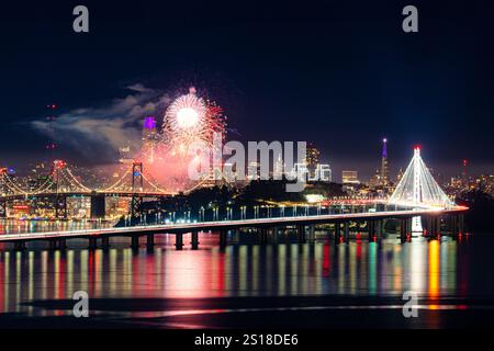 San Francisco Feuerwerk mit Stadtbild im Hintergrund; Bay Bridge und das gesamte San Francisco Stadtbild im Hintergrund in den neuen Jahren Stockfoto