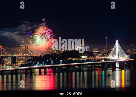 San Francisco Feuerwerk mit Stadtbild im Hintergrund; Bay Bridge und das gesamte San Francisco Stadtbild im Hintergrund in den neuen Jahren Stockfoto