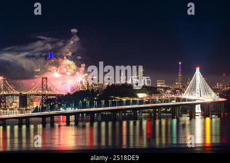 San Francisco Feuerwerk mit Stadtbild im Hintergrund; Bay Bridge und das gesamte San Francisco Stadtbild im Hintergrund in den neuen Jahren Stockfoto