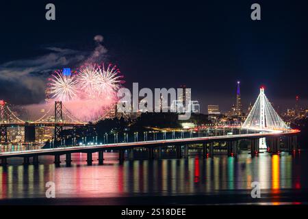 San Francisco Feuerwerk mit Stadtbild im Hintergrund; Bay Bridge und das gesamte San Francisco Stadtbild im Hintergrund in den neuen Jahren Stockfoto