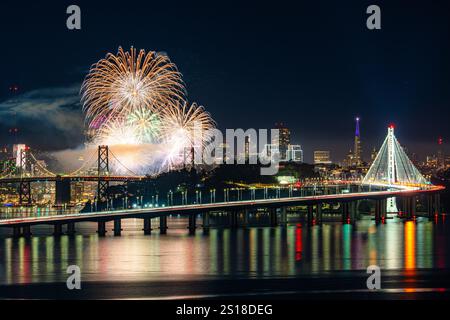 San Francisco Feuerwerk mit Stadtbild im Hintergrund; Bay Bridge und das gesamte San Francisco Stadtbild im Hintergrund in den neuen Jahren Stockfoto