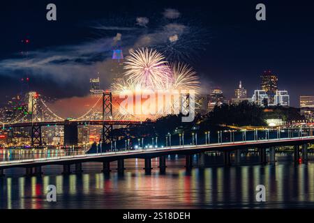 San Francisco Feuerwerk mit Stadtbild im Hintergrund; Bay Bridge und das gesamte San Francisco Stadtbild im Hintergrund in den neuen Jahren Stockfoto