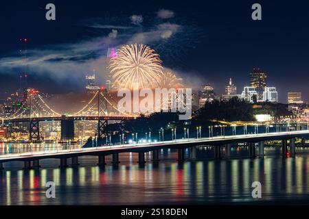 San Francisco Feuerwerk mit Stadtbild im Hintergrund; Bay Bridge und das gesamte San Francisco Stadtbild im Hintergrund in den neuen Jahren Stockfoto