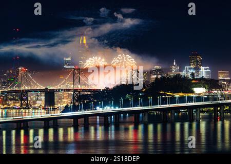 San Francisco Feuerwerk mit Stadtbild im Hintergrund; Bay Bridge und das gesamte San Francisco Stadtbild im Hintergrund in den neuen Jahren Stockfoto