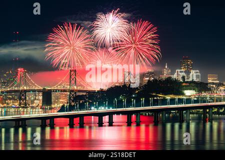 San Francisco Feuerwerk mit Stadtbild im Hintergrund; Bay Bridge und das gesamte San Francisco Stadtbild im Hintergrund in den neuen Jahren Stockfoto