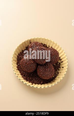 Schokoladen-Ostereier gefüllt mit Brigadeiro oder Brigadier, Goumert Egg Schokolade Tradition in Brasilien. Stockfoto